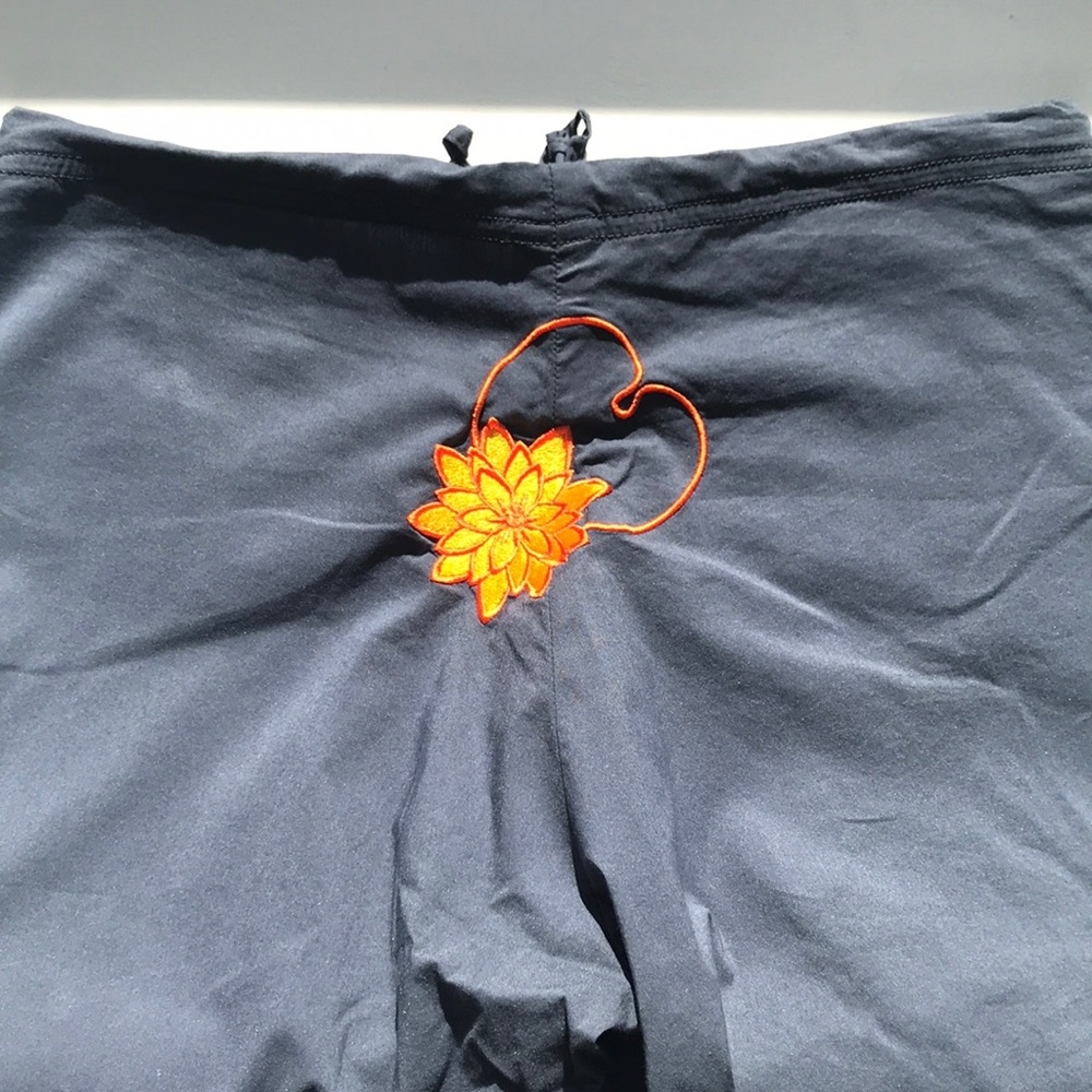 Cropped yoga(?) pants